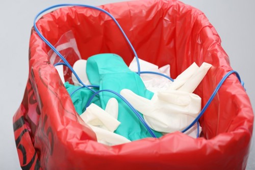 illustrasjonsfoto av søppeldunk med avfall fra helseinstitusjoner
