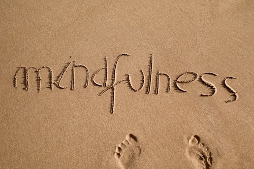 Minfulness skrevet i sand