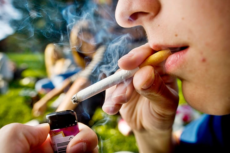 Ungdom tenner røyk i park