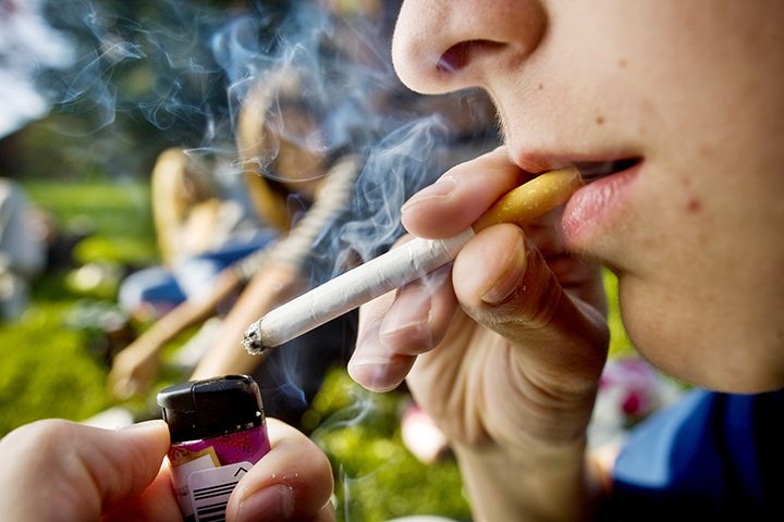 Ungdom tenner røyk i park