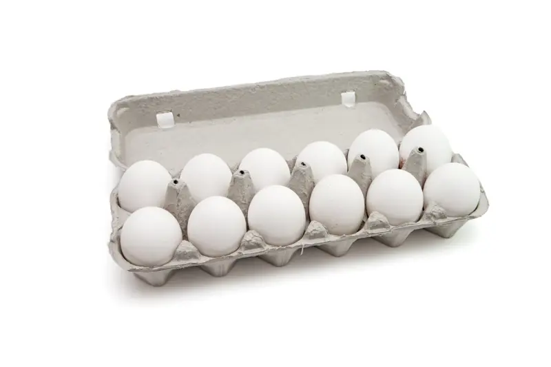 12 hvite egg i en eggekartong