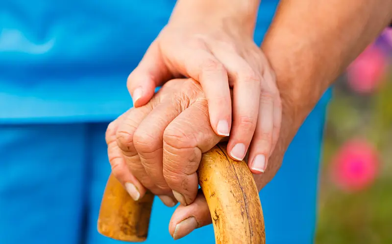 ung hånd rundt gammel hånd