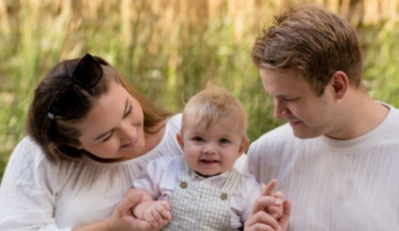 Bilde av familie med lite barn