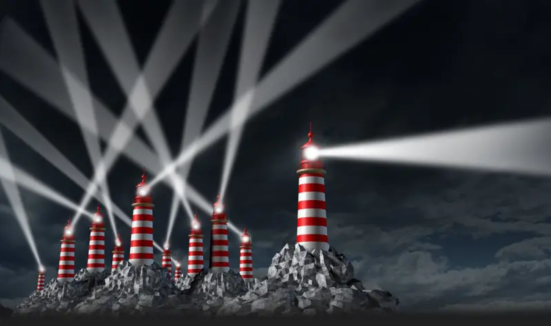 Flere fyrtårn som lyser i ulike retninger, med ett  fyrtårn først som kan lede vei. Symboliserer gode råd.