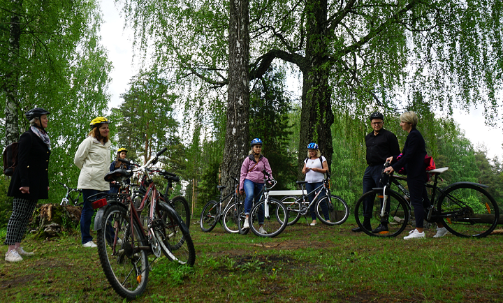 Folk med sykler på skogsveg