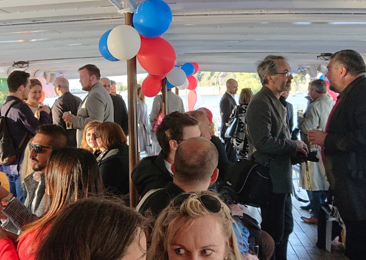 Festdeltakarar og ballongar på båt