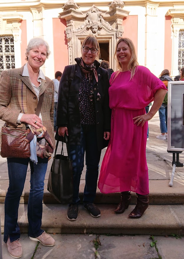Tre smilende kvinner foran Dvorak-museeets inngang