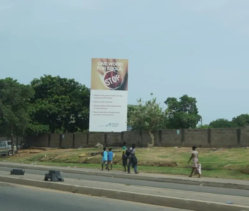 Spaserende langs fortauet.