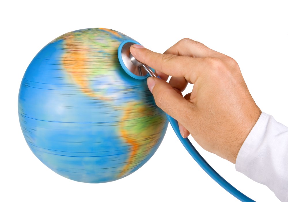 En legehånd måler jordklodens helse med et stetoskop