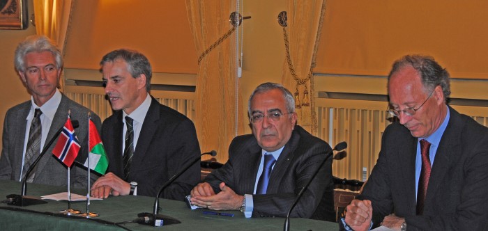 Signering av samarbeidsavtale Oslo 2011 for palestinsk folkehelseinstitutt. Med Salam Fayyad, statsminister av den palestinsk National Authority.. 