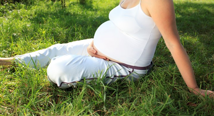 Gravid kvinne i gresset