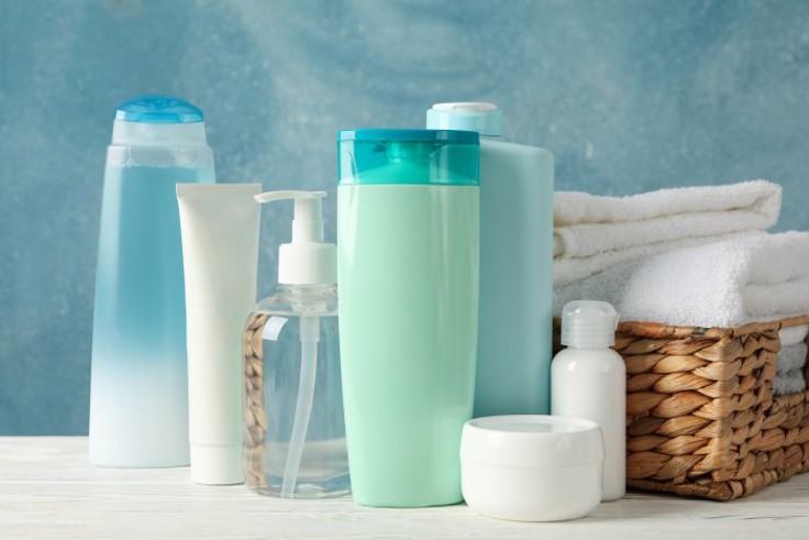 Shampo, såpe, hudkrem og kosmetikk bidrar til kjemikaliebelastningen. I tillegg kommer kjemikalier fra blant annet matvarer Illustrasjonsfoto: Colurbok.com
