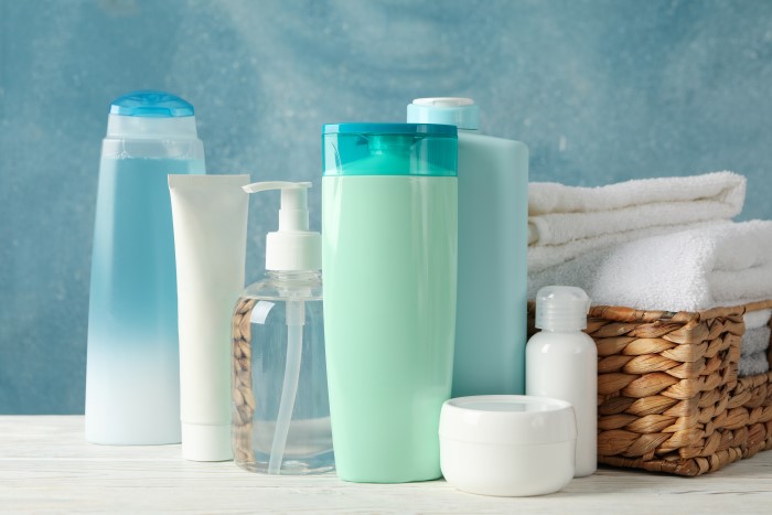 Shampo, såpe, hudkrem og kosmetikk bidrar til kjemikaliebelastningen. I tillegg kommer kjemikalier fra blant annet matvarer. Illustrajsonsfoto: Colurbok.com