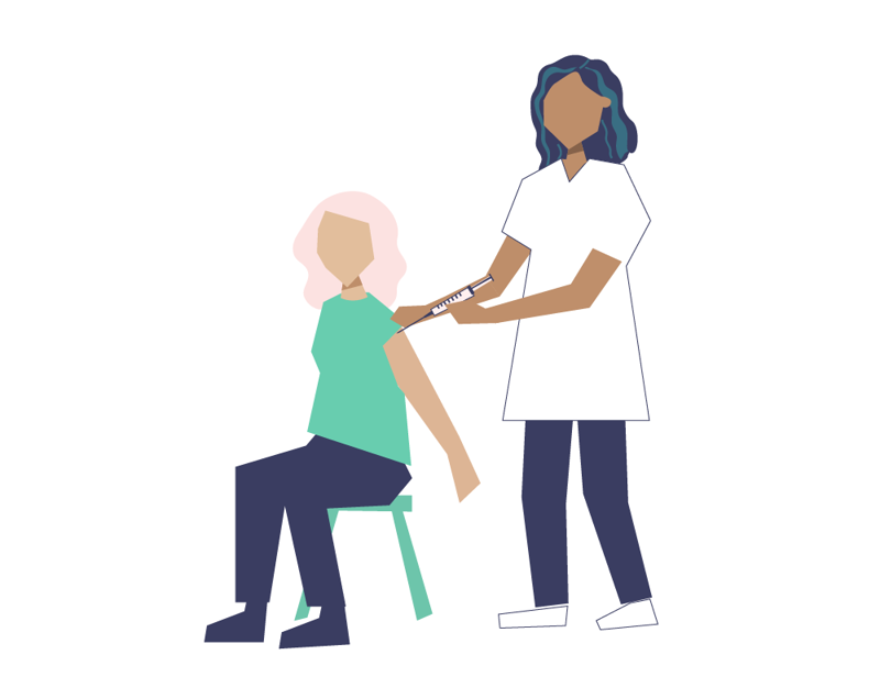 Kvinne sittende på en stol som blir vaksinert av helsepersonell