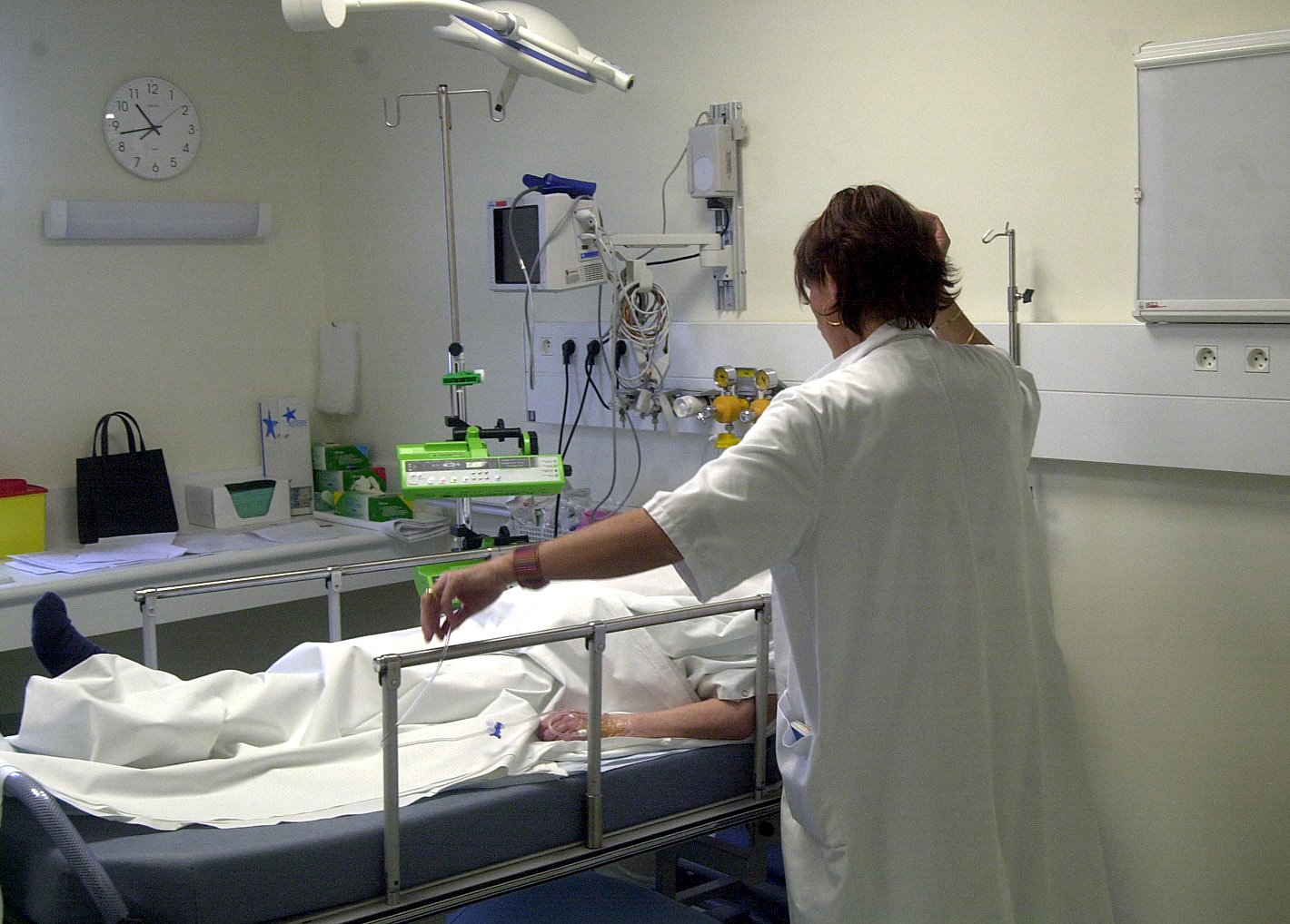 Bilde av sykepleier og pasient på sykehus 