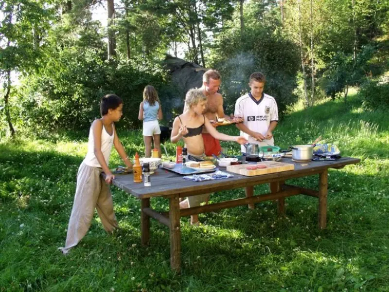 Barn og voksne som griller