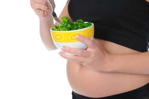 Gravid som spiser grønnsaker