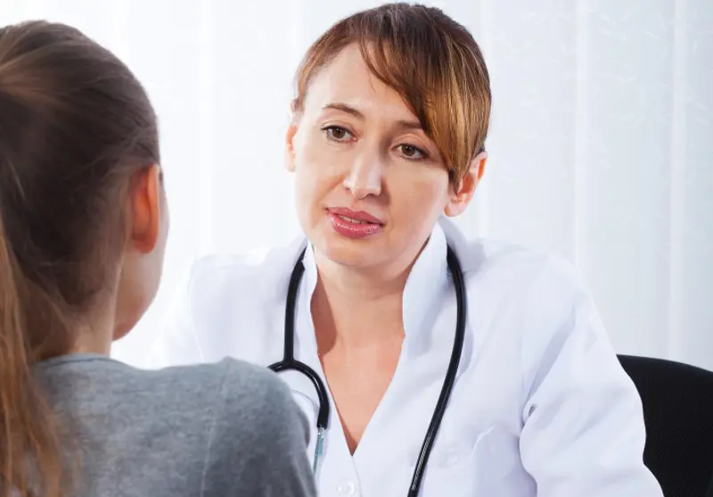 Lege i samtale med pasient