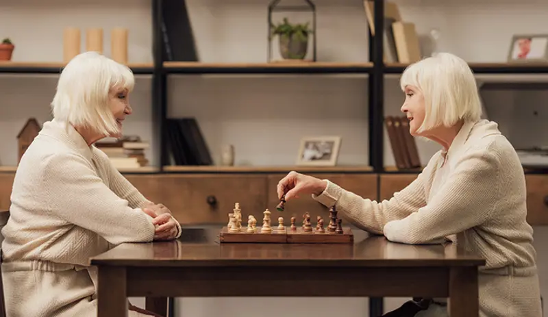 illustrasjonsfoto av eneggede eldre tvillingdamer