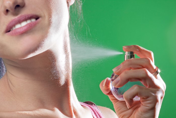 illustrasjonsbilde av kvinne som sprayer på seg parfyme