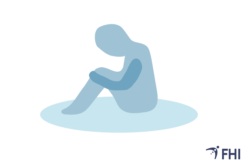 student sittende bøyd over knærne sine. vedkommende ser deppa ut.