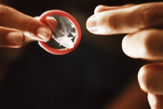 illustrasjonsfoto av hender som holder en kondom