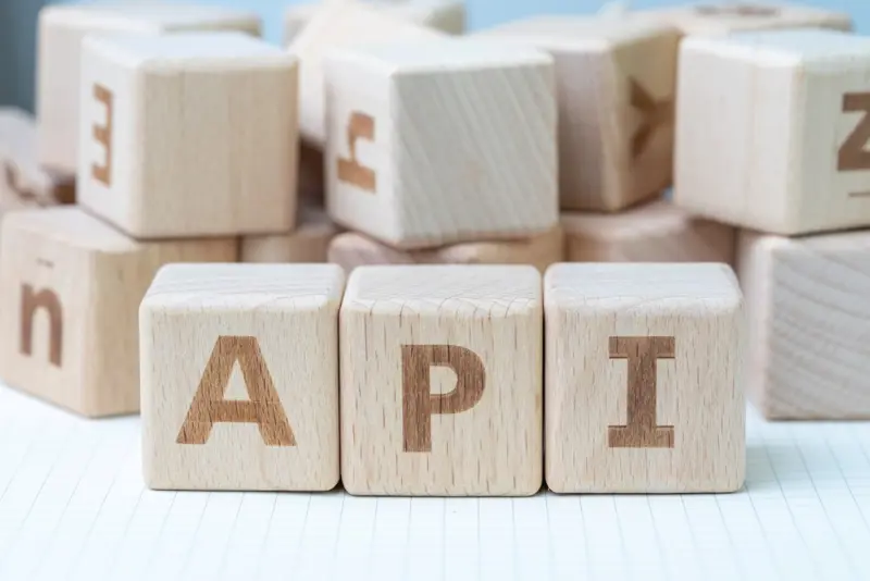 Illustrasjon av byggeklosser med bokstaver på. Klossene staver "API"