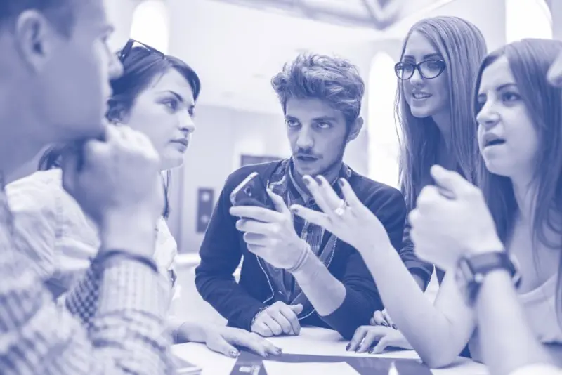 Ungdom som snakker sammen