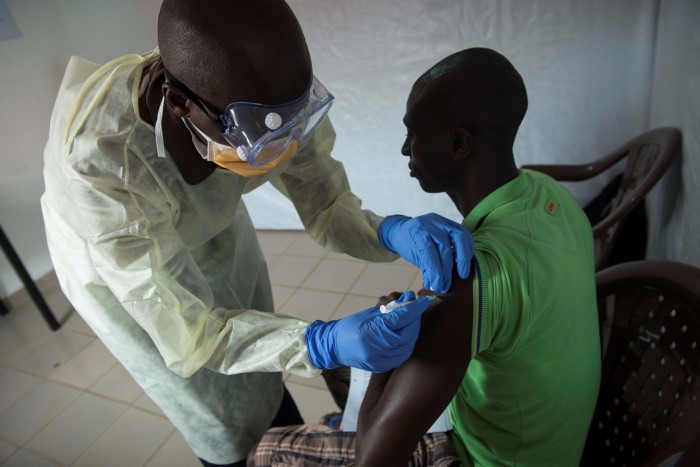 barn får ebolavaksine