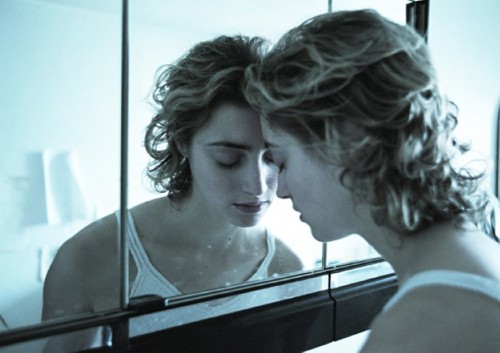 Kvinne ved speil