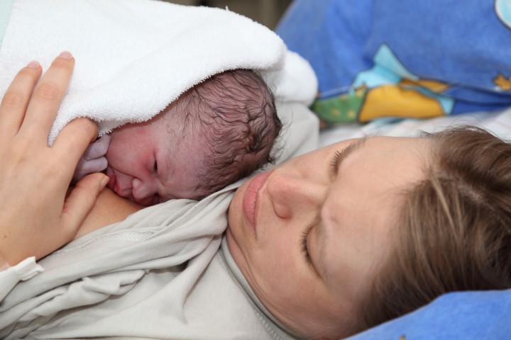 Mor og barn etter fødselen. Colourbox
