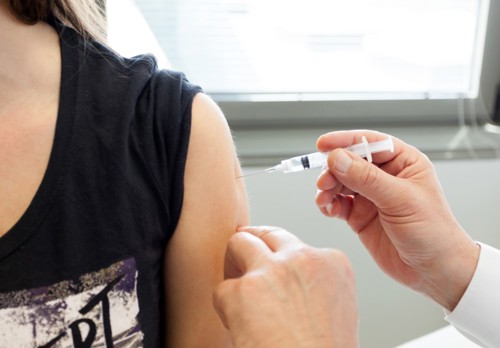Ungdom får vaksine i overarm