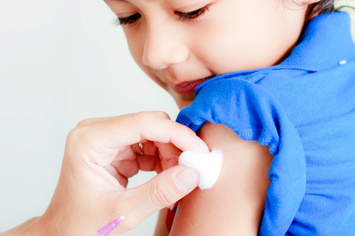 Barn som får vaksine