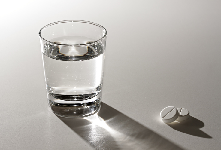 Tablett og vannglass